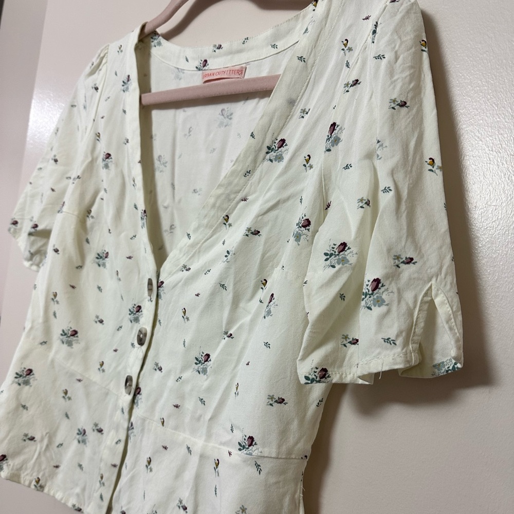 Urban Outfitters | Flowy Floral Blouse